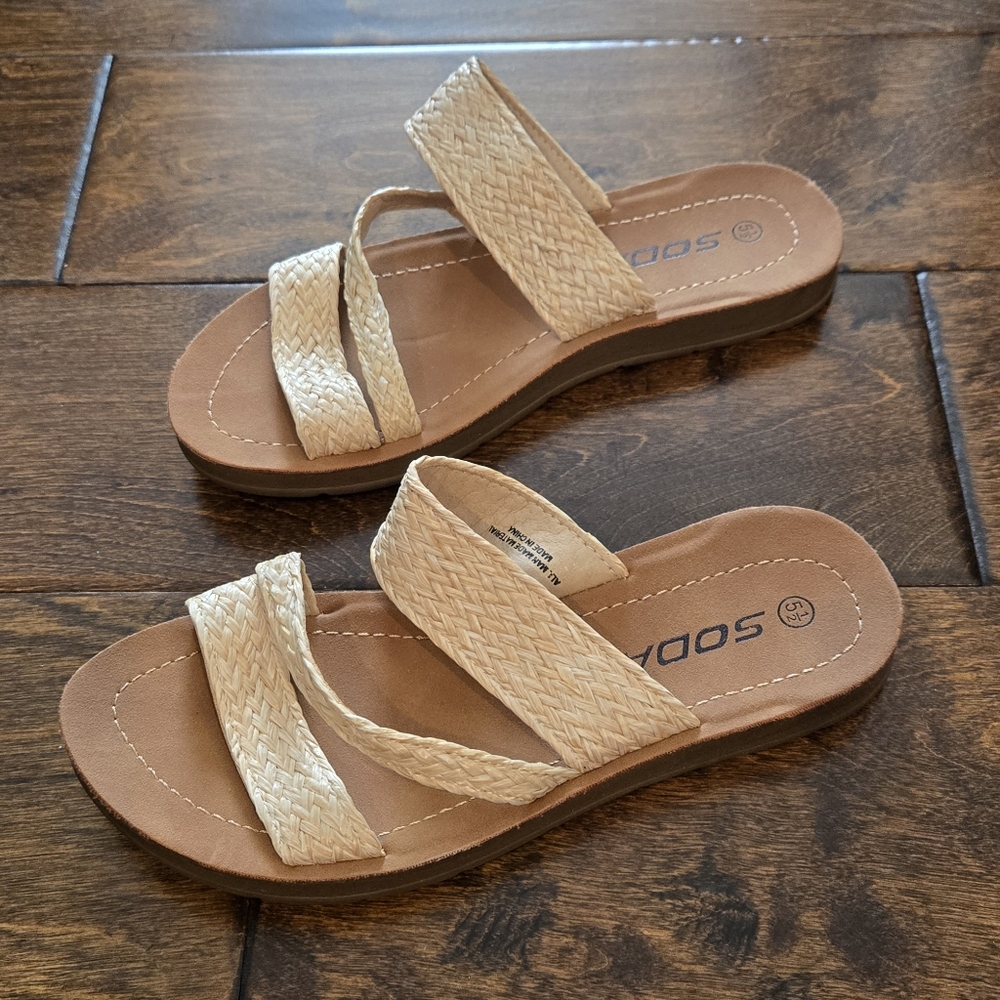 NWOT SODA Slip On Sandals Woven Raffia Size 5.5